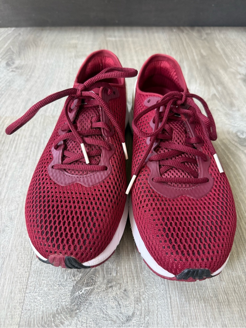 Under Armour Men’s Hovr Sonic 4 Burgundy Gamecocks NCAA Athletic Running Shoes